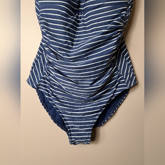 NipTuck Swim Size 8 One Piece Swimsuit Ruched Sides Multifit Bra Cup - Picture 3 of 11